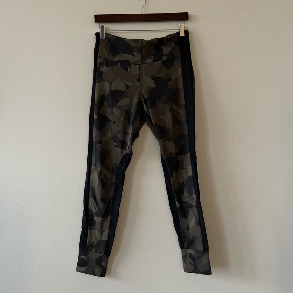 Athleta Camo Leggings Size Medium